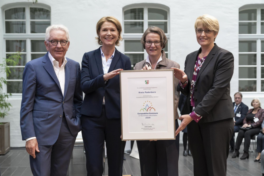 Der Kreis Paderborn ist in Düsseldorf als europaaktive Kommune ausgezeichnet worden: (von links nach rechts) Europaminister Stephan Holthoff-Pförtner, Edith Rehmann-Decker, Leiterin der Servicestelle Wirtschaft der Kreisverwaltung Paderborn, NRW-Heimatministerin Ina Scharrenbach, Annette Mühlenhoff, Dezernentin  der Paderborner Kreisverwaltung bei der Preisverleihung     Bildnachweis: Land NRW / Günther Ortmann Der Kreis Paderborn ist in Düsseldorf als europaaktive Kommune ausgezeichnet worden: (von links nach rechts) Europaminister Stephan Holthoff-Pförtner, Edith Rehmann-Decker, Leiterin der Servicestelle Wirtschaft der Kreisverwaltung Paderborn, NRW-Heimatministerin Ina Scharrenbach, Annette Mühlenhoff, Dezernentin  der Paderborner Kreisverwaltung bei der Preisverleihung     Bildnachweis: Land NRW / Günther Ortmann